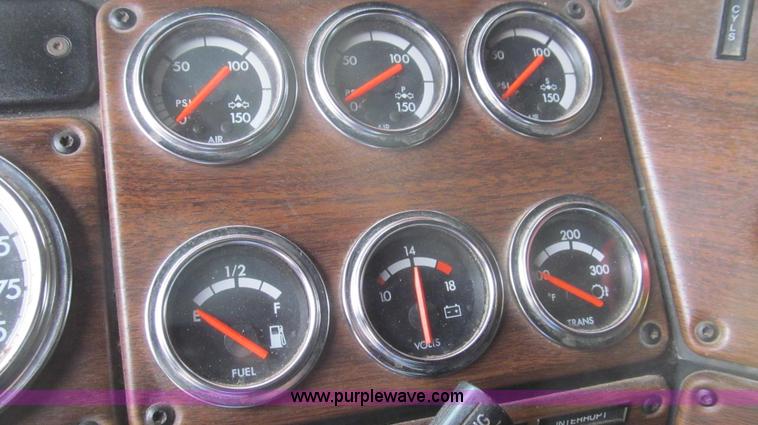 image for item E3776 2005 Freightliner Classic semi truck