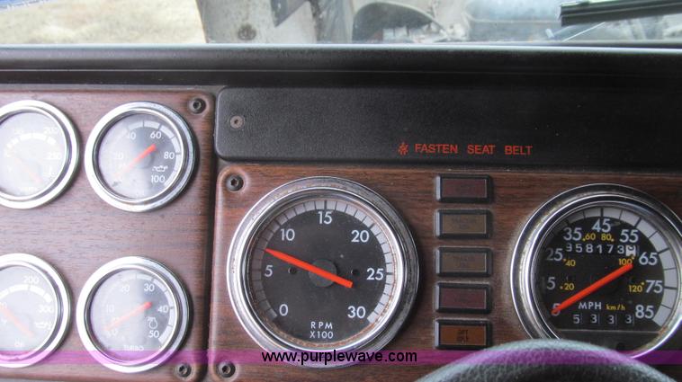 image for item E3776 2005 Freightliner Classic semi truck