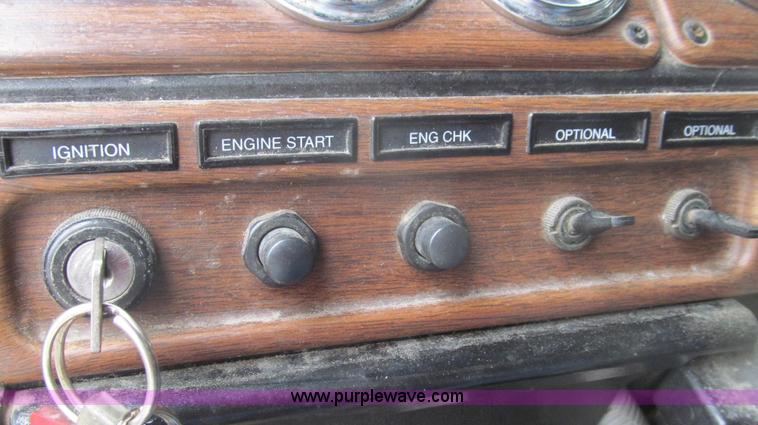 image for item E3776 2005 Freightliner Classic semi truck