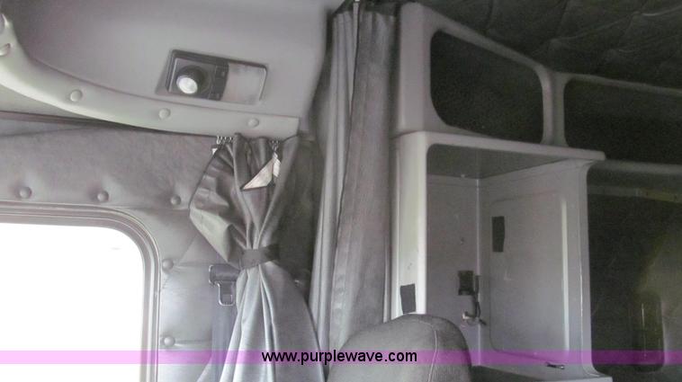 image for item E3776 2005 Freightliner Classic semi truck