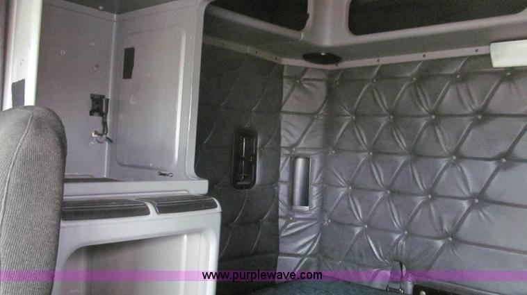 image for item E3776 2005 Freightliner Classic semi truck