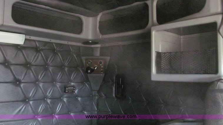 image for item E3776 2005 Freightliner Classic semi truck