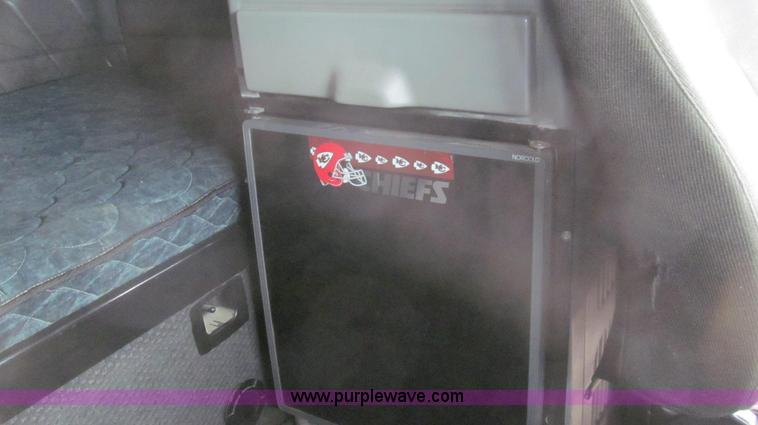 image for item E3776 2005 Freightliner Classic semi truck