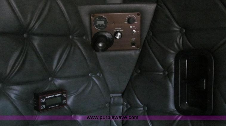 image for item E3776 2005 Freightliner Classic semi truck