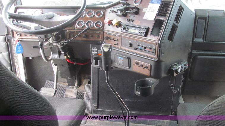 image for item E3776 2005 Freightliner Classic semi truck