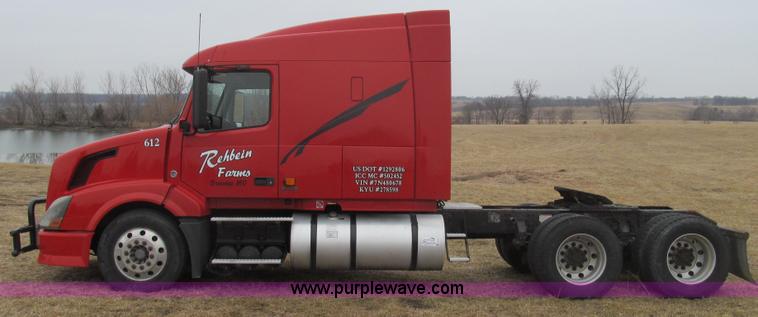 image for item E3778 2007 Volvo VNL tenth anniversary series semi truck