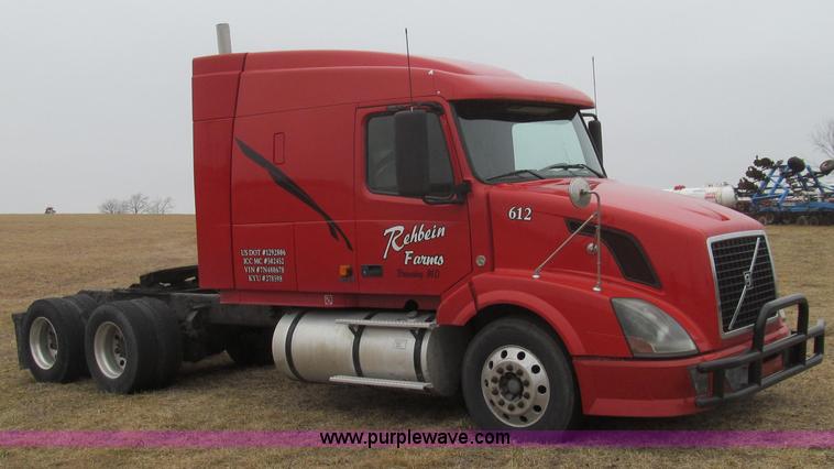image for item E3778 2007 Volvo VNL tenth anniversary series semi truck