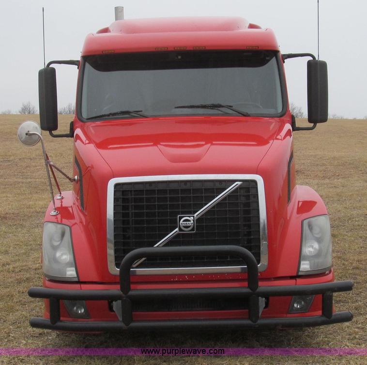 image for item E3778 2007 Volvo VNL tenth anniversary series semi truck