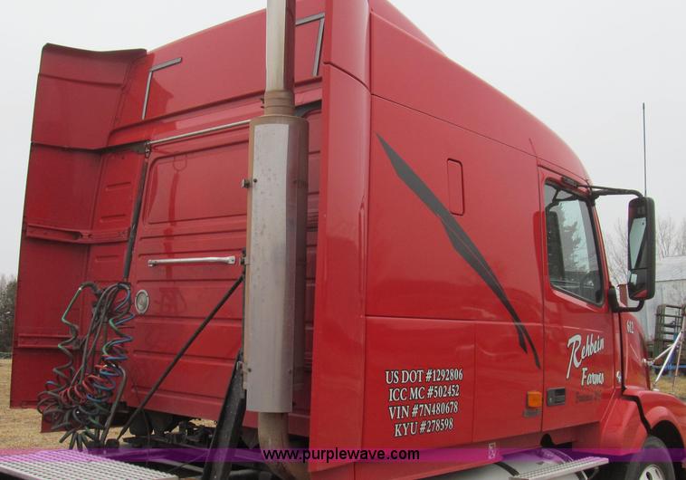 image for item E3778 2007 Volvo VNL tenth anniversary series semi truck