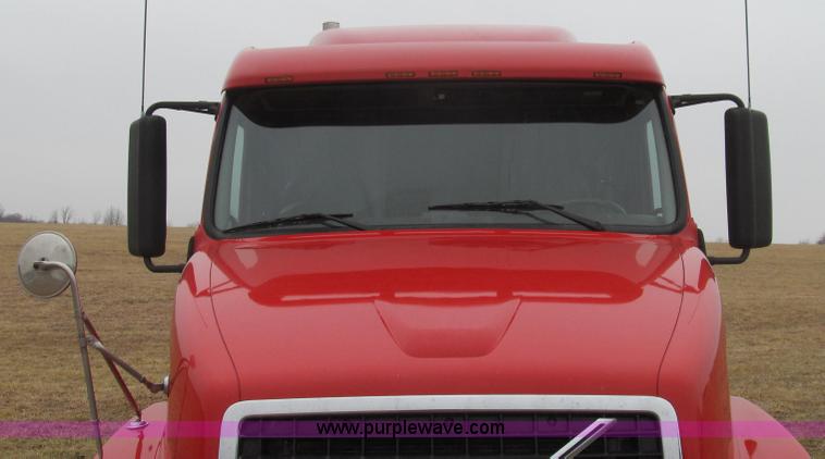image for item E3778 2007 Volvo VNL tenth anniversary series semi truck