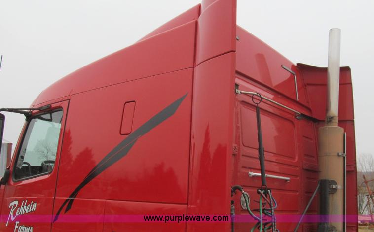 image for item E3778 2007 Volvo VNL tenth anniversary series semi truck