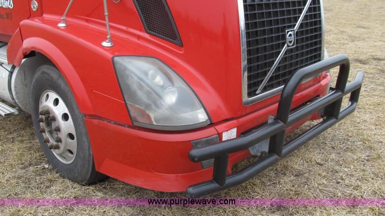 image for item E3778 2007 Volvo VNL tenth anniversary series semi truck