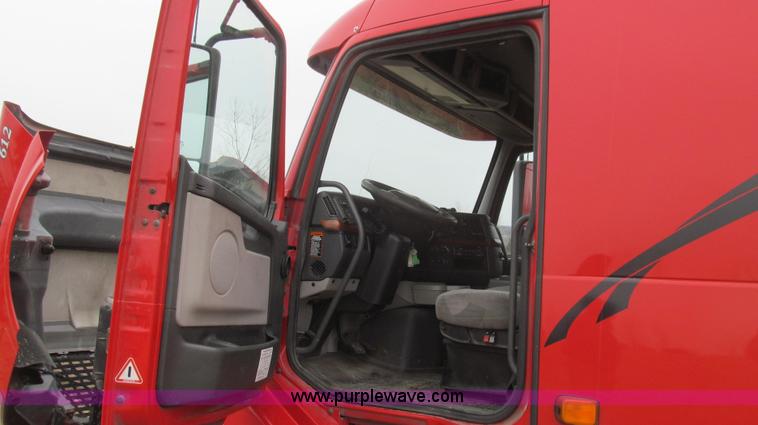 image for item E3778 2007 Volvo VNL tenth anniversary series semi truck