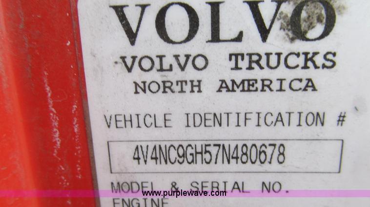 image for item E3778 2007 Volvo VNL tenth anniversary series semi truck