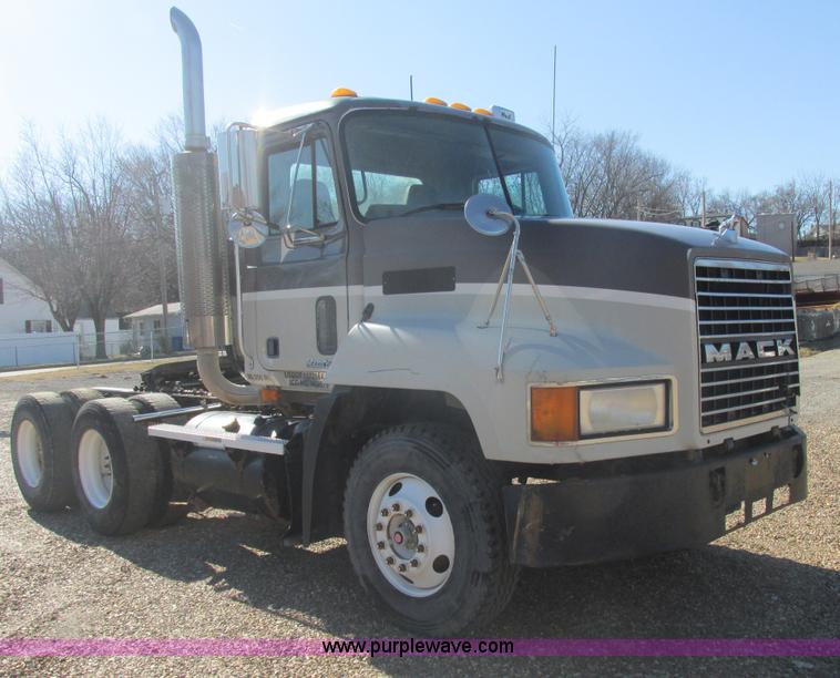 image for item E7108 2001 Mack CH613 MaxiCruse semi truck