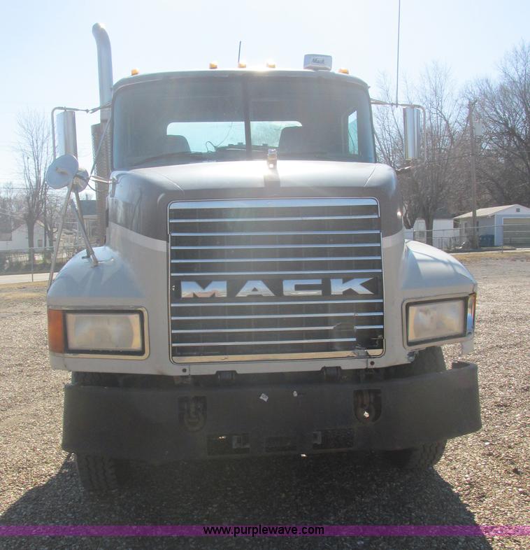 image for item E7108 2001 Mack CH613 MaxiCruse semi truck