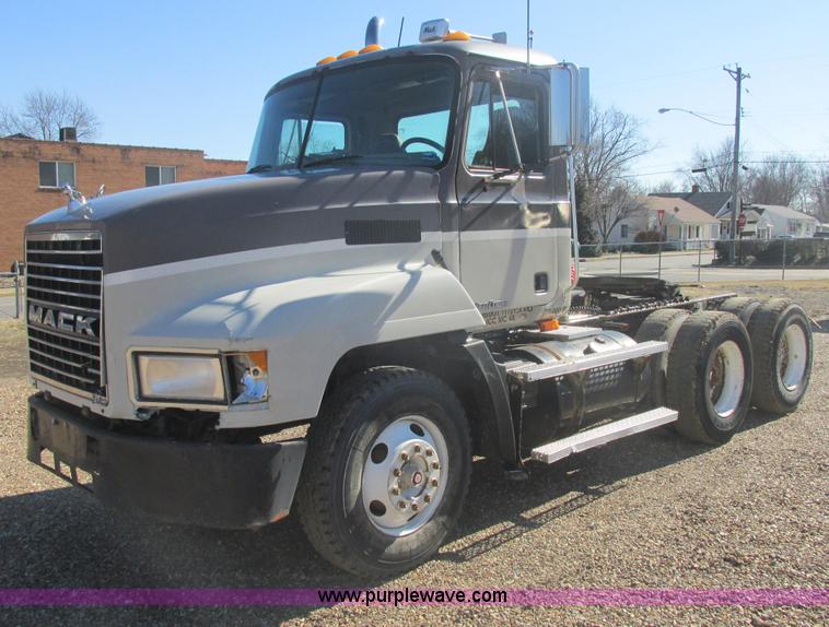 image for item E7108 2001 Mack CH613 MaxiCruse semi truck