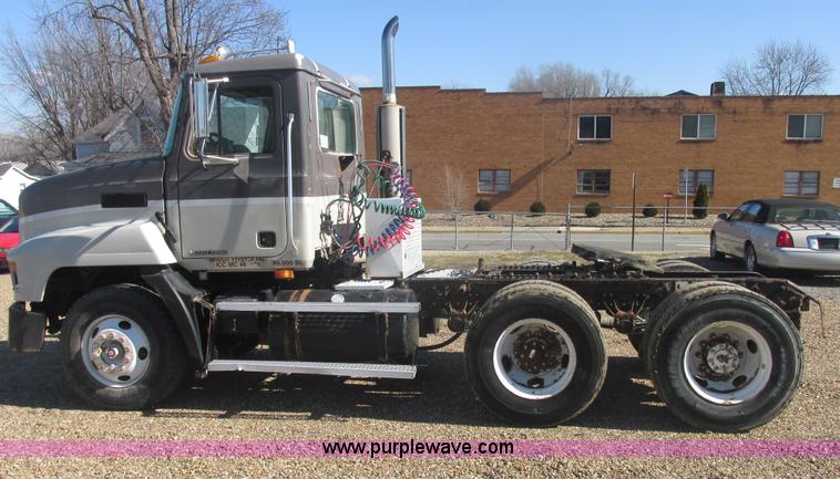 image for item E7108 2001 Mack CH613 MaxiCruse semi truck
