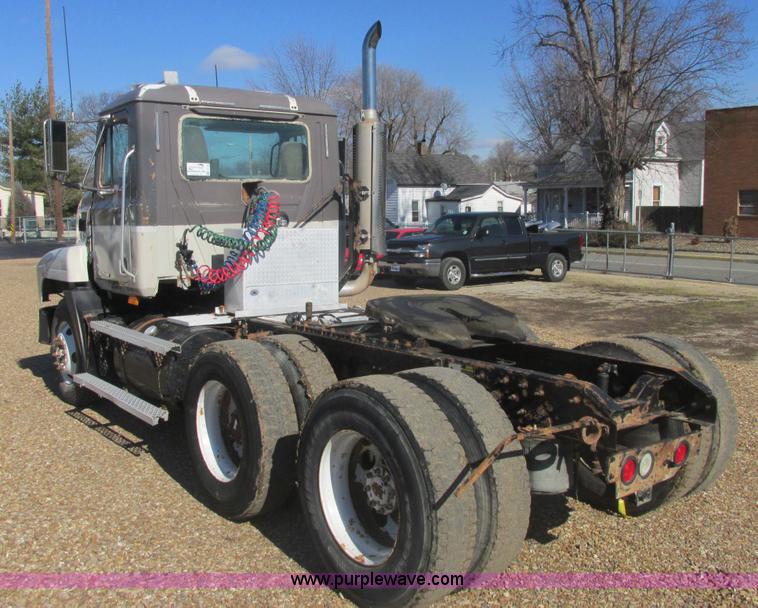 image for item E7108 2001 Mack CH613 MaxiCruse semi truck
