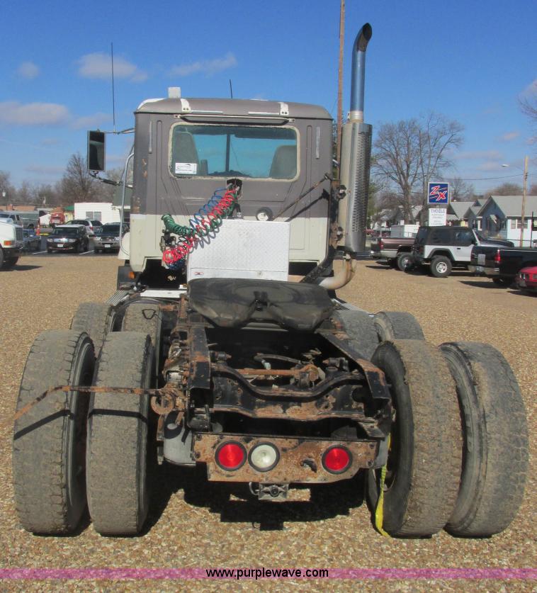 image for item E7108 2001 Mack CH613 MaxiCruse semi truck