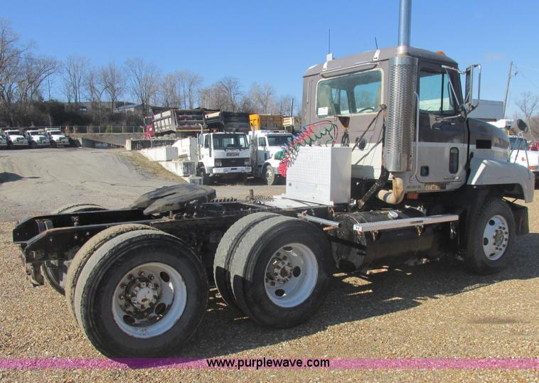 image for item E7108 2001 Mack CH613 MaxiCruse semi truck