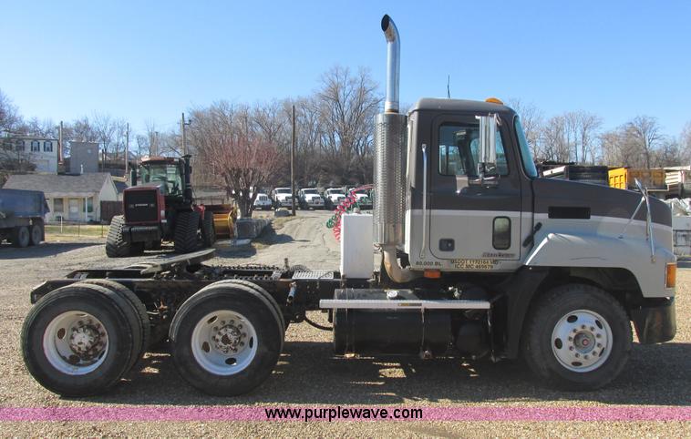 image for item E7108 2001 Mack CH613 MaxiCruse semi truck