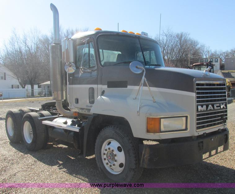 image for item E7108 2001 Mack CH613 MaxiCruse semi truck
