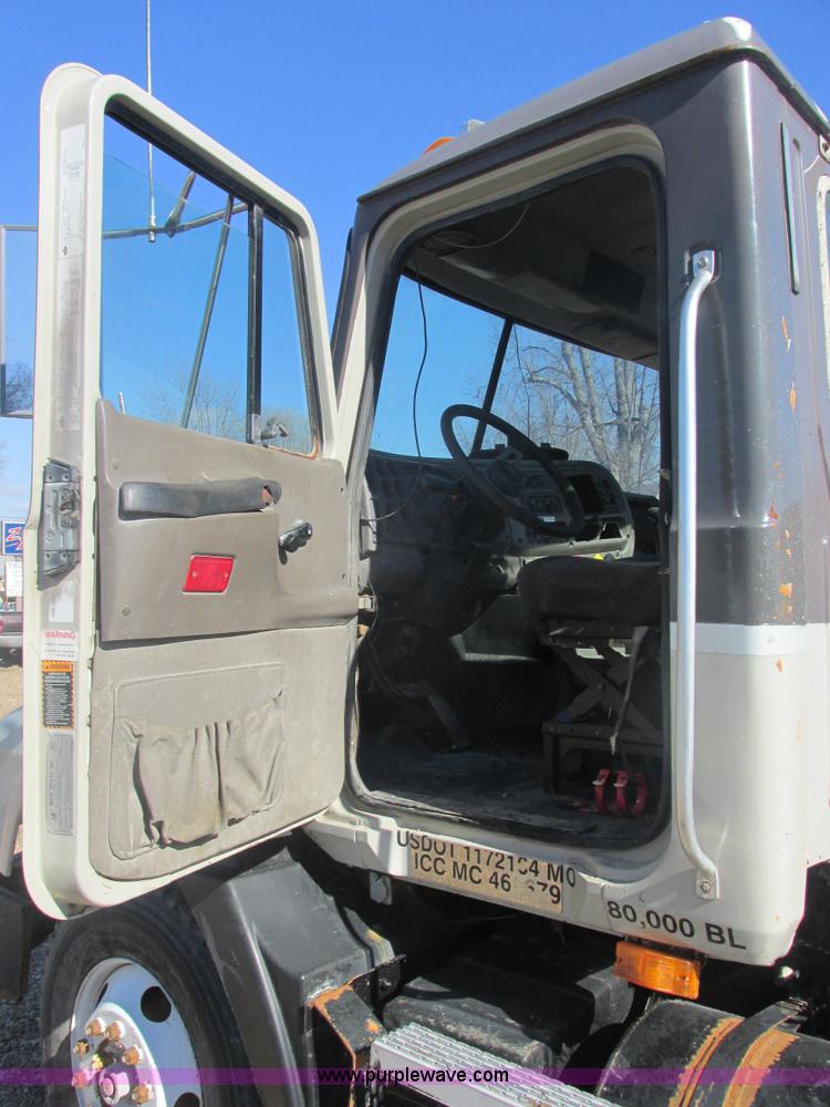 image for item E7108 2001 Mack CH613 MaxiCruse semi truck