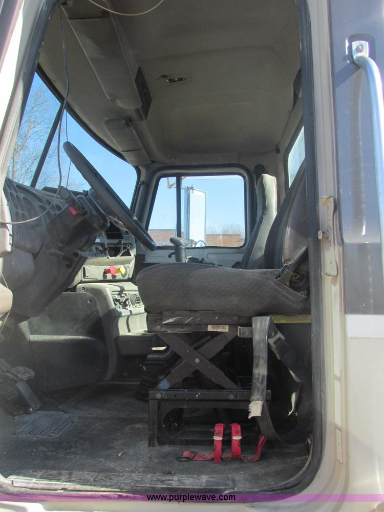 image for item E7108 2001 Mack CH613 MaxiCruse semi truck