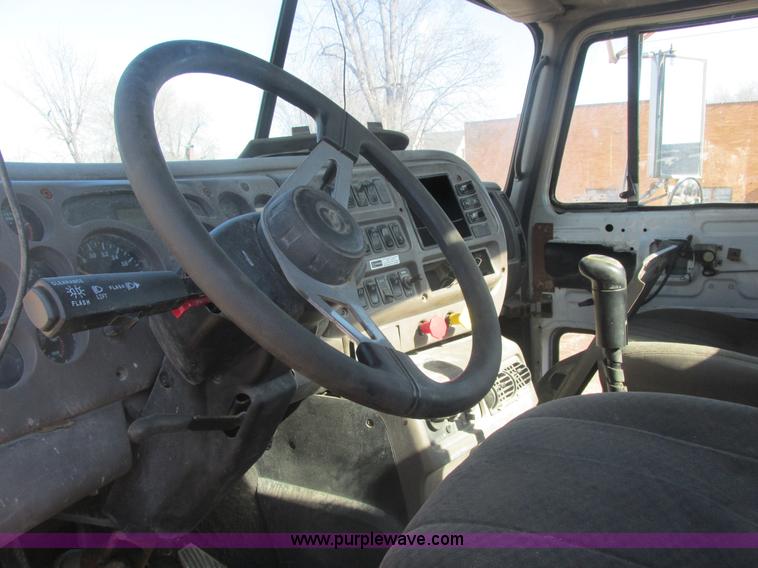 image for item E7108 2001 Mack CH613 MaxiCruse semi truck