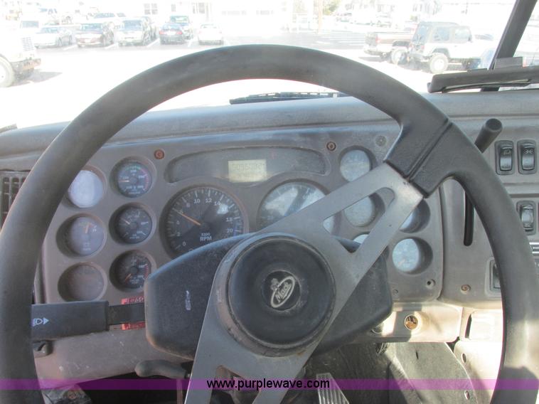 image for item E7108 2001 Mack CH613 MaxiCruse semi truck