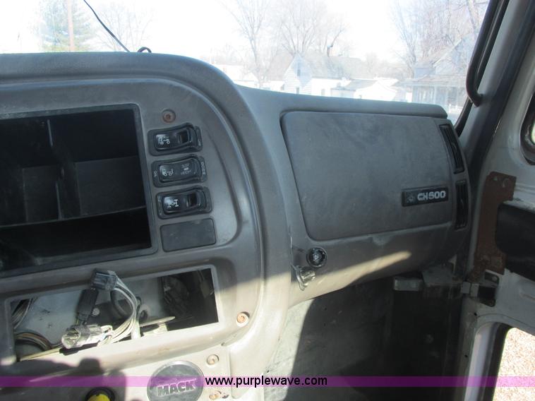 image for item E7108 2001 Mack CH613 MaxiCruse semi truck