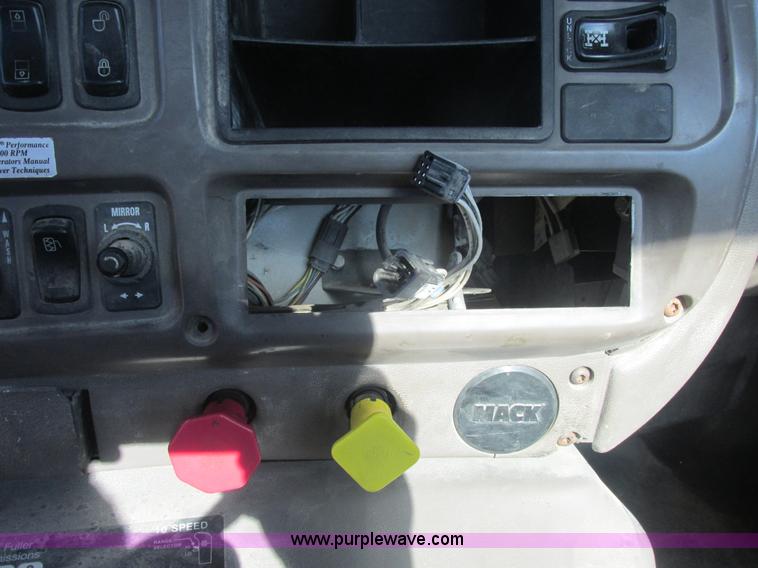 image for item E7108 2001 Mack CH613 MaxiCruse semi truck