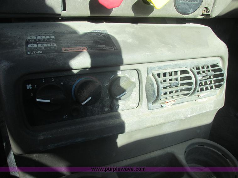 image for item E7108 2001 Mack CH613 MaxiCruse semi truck