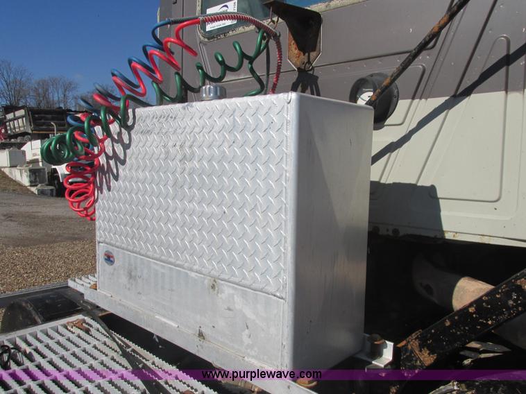 image for item E7108 2001 Mack CH613 MaxiCruse semi truck