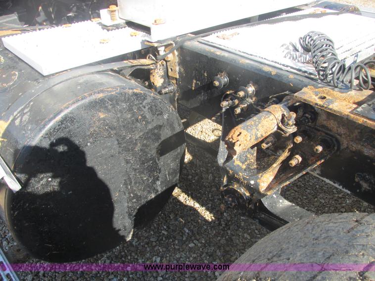 image for item E7108 2001 Mack CH613 MaxiCruse semi truck