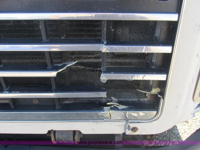 image for item E7108 2001 Mack CH613 MaxiCruse semi truck