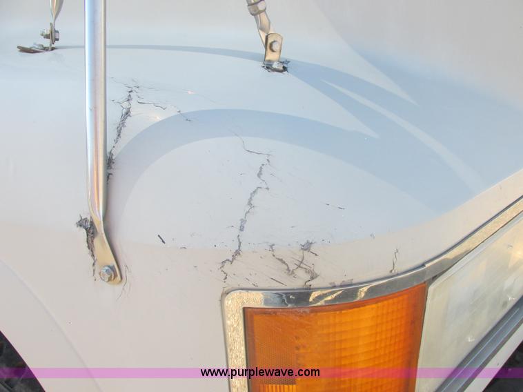 image for item E7108 2001 Mack CH613 MaxiCruse semi truck