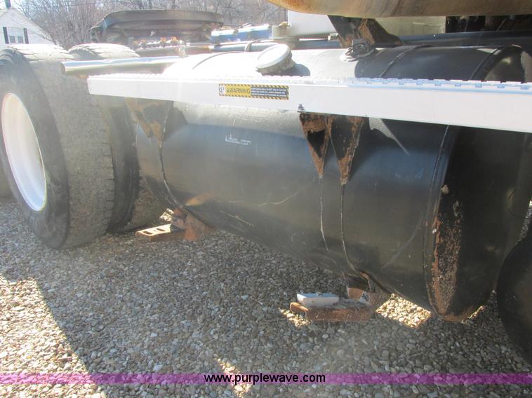 image for item E7108 2001 Mack CH613 MaxiCruse semi truck