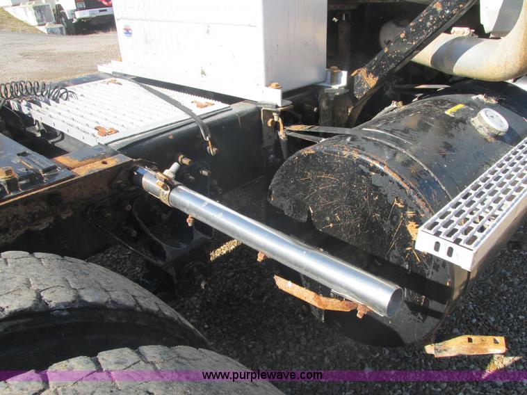 image for item E7108 2001 Mack CH613 MaxiCruse semi truck