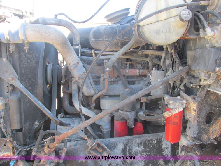 image for item E7108 2001 Mack CH613 MaxiCruse semi truck