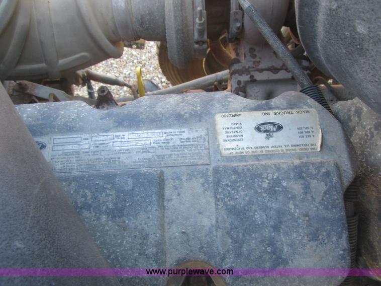 image for item E7108 2001 Mack CH613 MaxiCruse semi truck