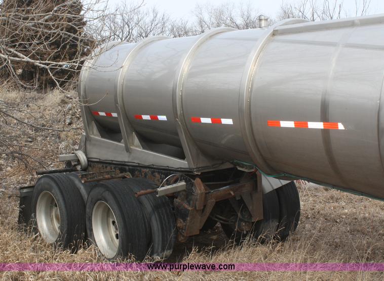 image for item F2826 2005 Polar stainless steel tanker trailer