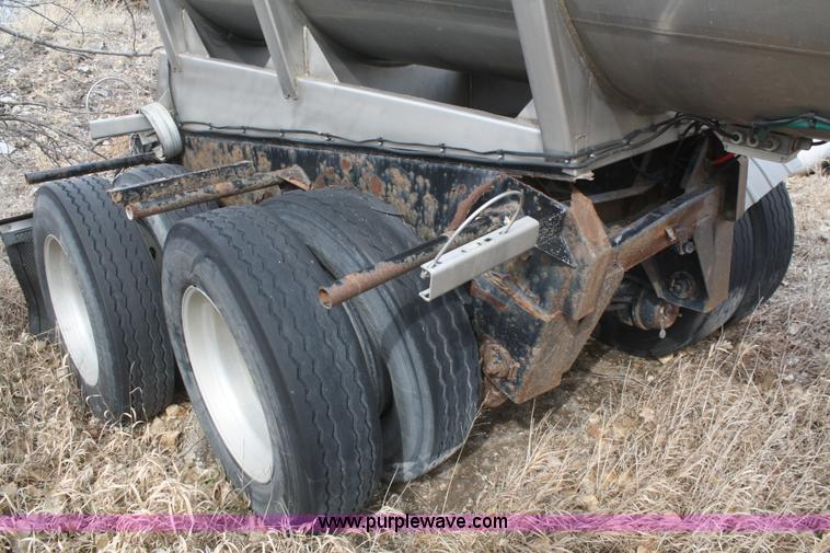 image for item F2826 2005 Polar stainless steel tanker trailer