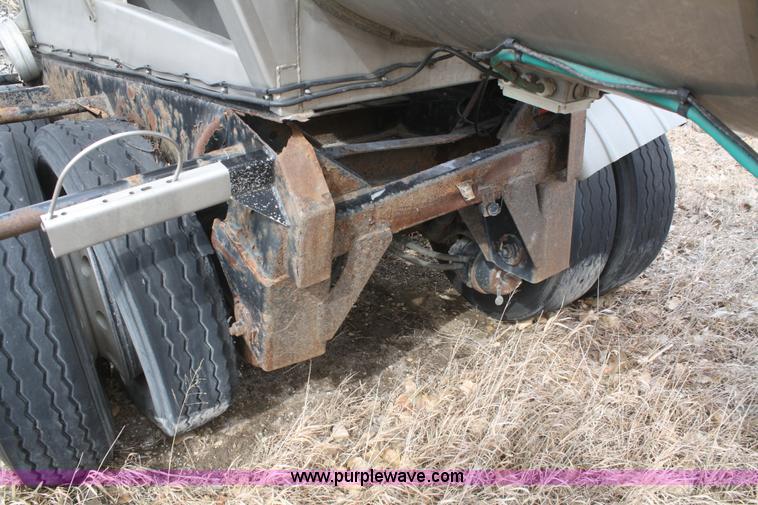 image for item F2826 2005 Polar stainless steel tanker trailer