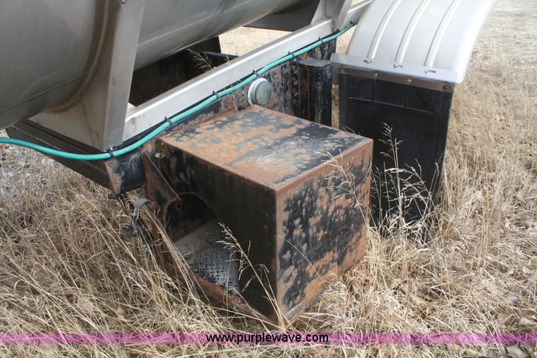 image for item F2826 2005 Polar stainless steel tanker trailer