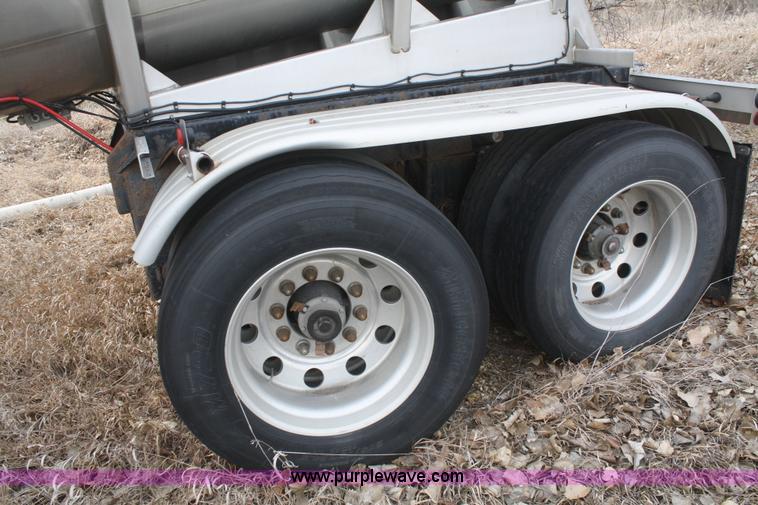 image for item F2826 2005 Polar stainless steel tanker trailer