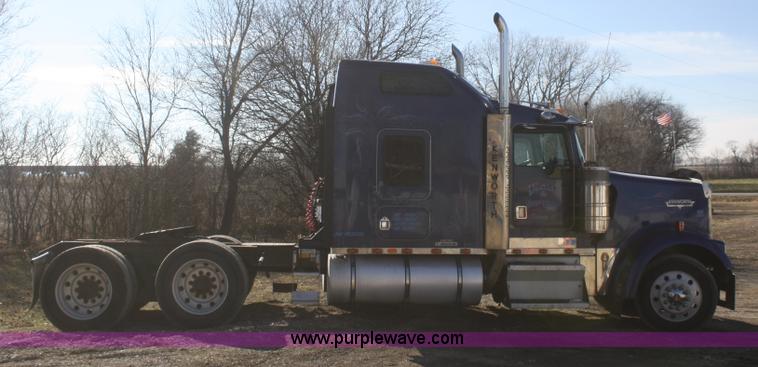 image for item F2831 2000 Kenworth W900B semi truck