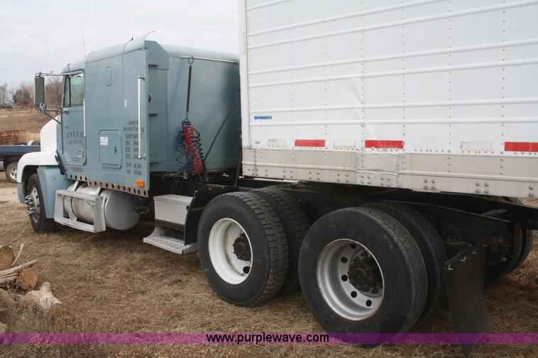 image for item F2878 1995 Freightliner FLD semi truck