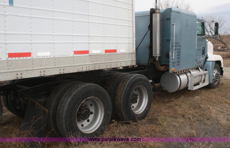 image for item F2878 1995 Freightliner FLD semi truck